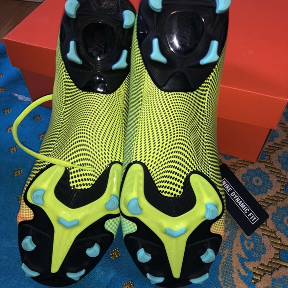 Soccer shoes - Picture 3 of 3